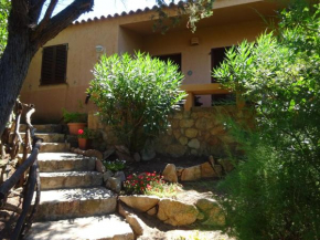 Villa Averla-con giardino tra graniti e mare